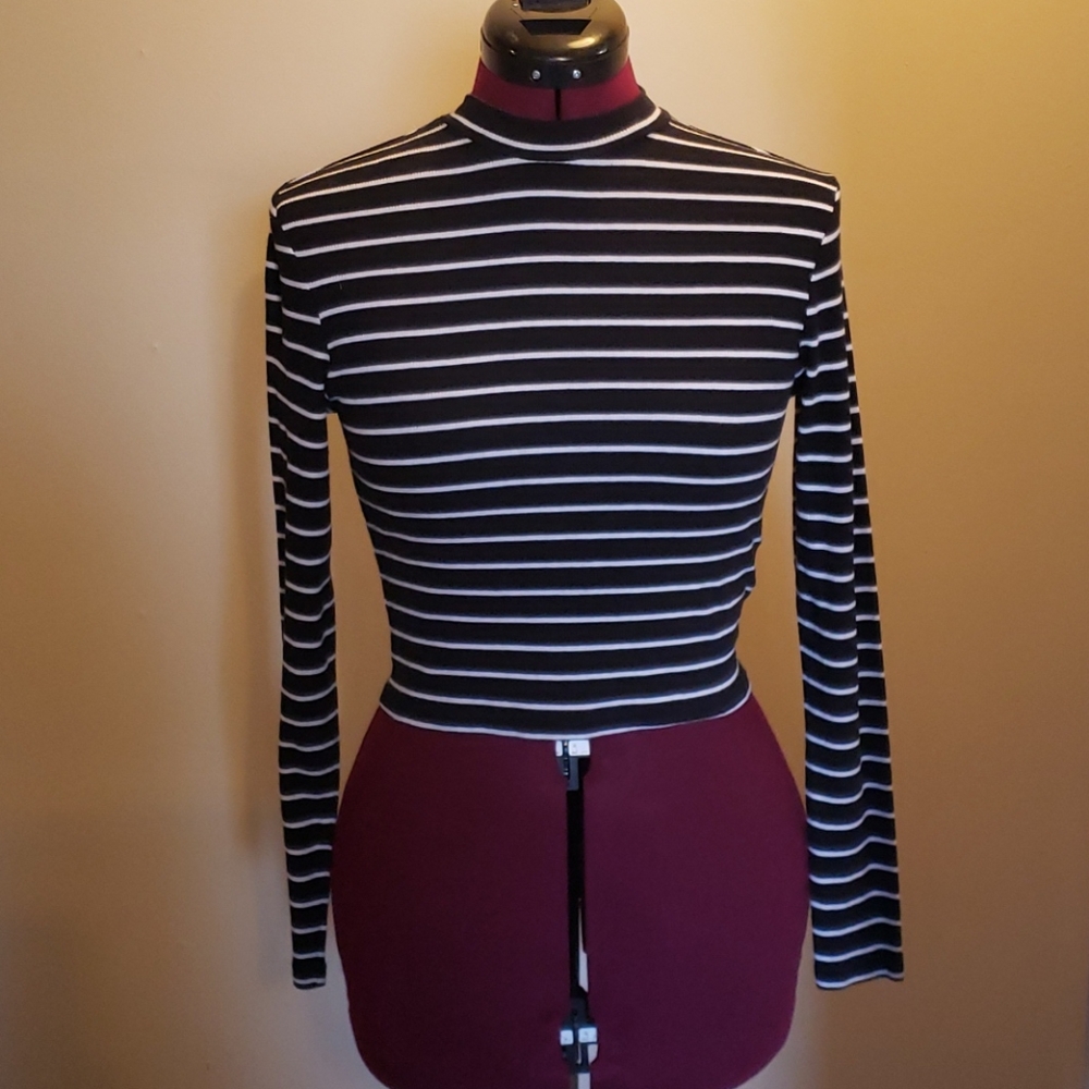 Long-sleeved crop top